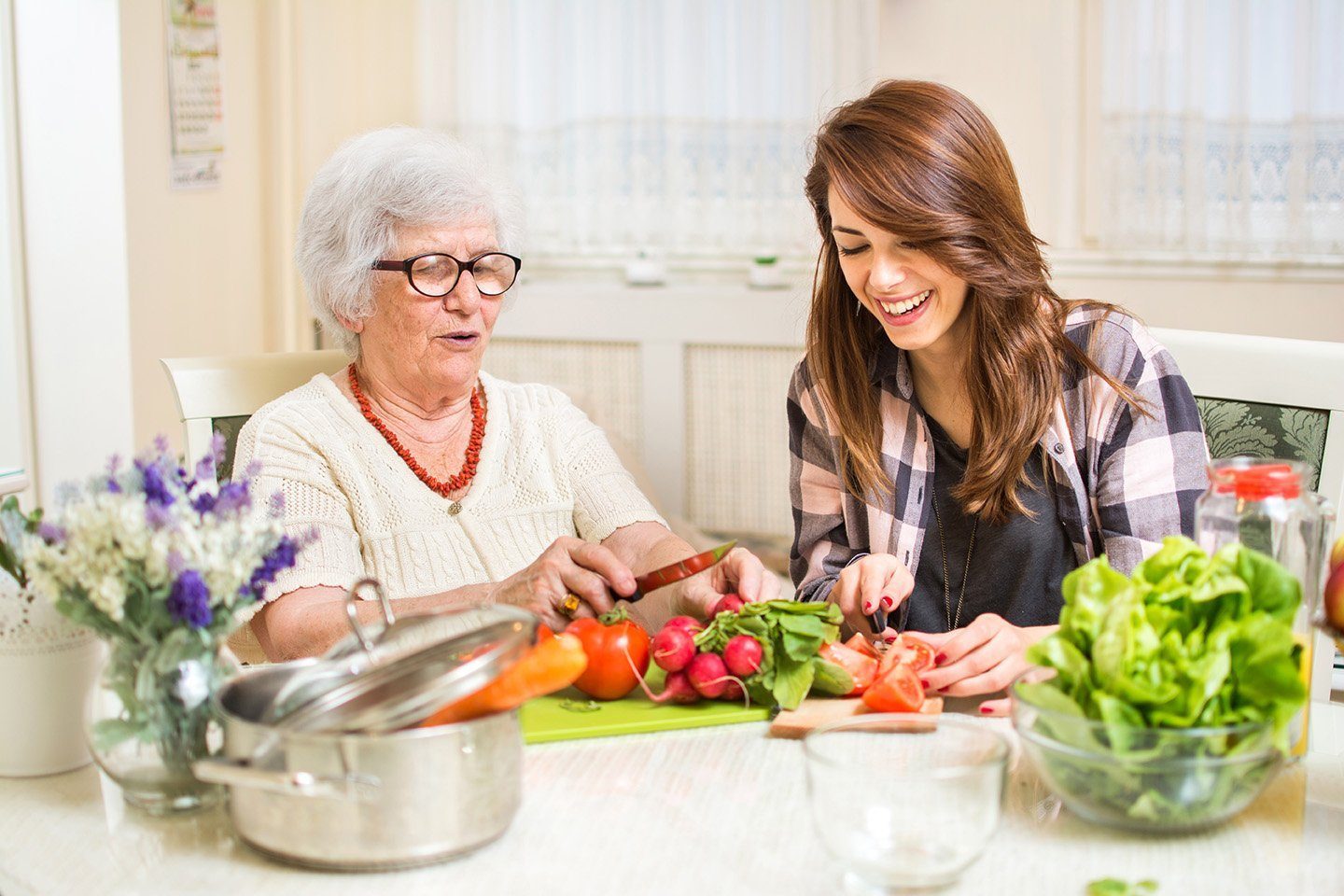 Familienhelfer gemeinsam kochen shutterstock_673073464